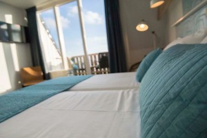 hotel kamer balkon zeezicht